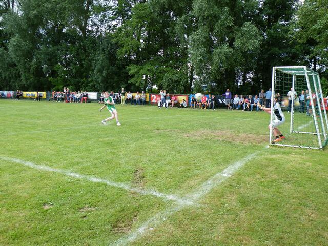 46. Jannik schießt - "Ede" steht im Tor.