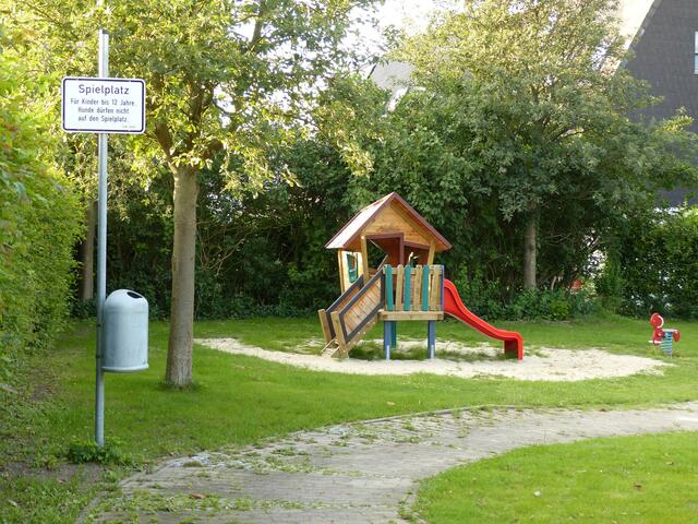 Spielplatz, alles dabei das Häuschen mit Rutsche, Wippe usw. und für Ordnung ein Abfalleimer :-)
