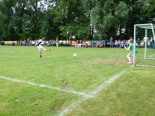47." Ede" zieht ab; nun muss Jannik den Ball halten.