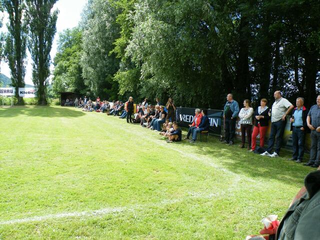 51. Erwartungsvolle Zuschauer am Spielfeldrand.