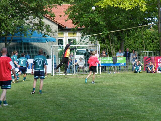 88. dto.; Oberdorf-Torwart "Schnubbel" in Action.