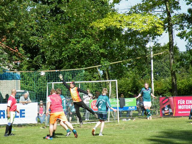 95. Oberdorf-Torhüter "Schnubbel" wehrt ab.