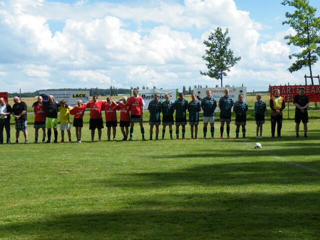52. Die Teams beim Anhören der Nationalhymne.