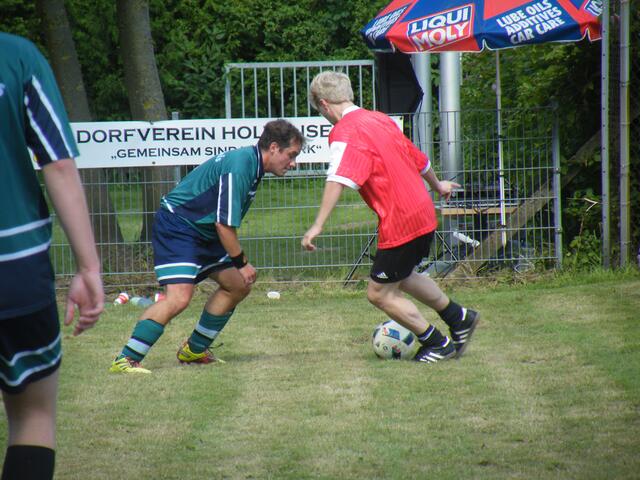 89. Jan Pinkerneil (rot) will an Daniel Rath vorbei.