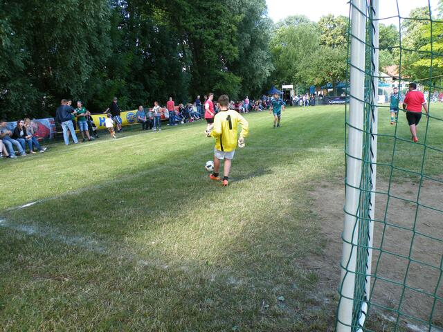 86. dto.; Unterdorf-Torwart "Ede" beim Abstoss.