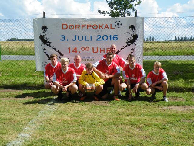 53. Rotes Trikot - das Team des Unterdorfs: von links- Lukas Symolka, Jan Pinkerneil, David Jordine, Torwart "Ede" Symolka, Leon Tegtmeyer, Sascha Könnig, Martin Schiepanski, Phillip Tegtmeyer.