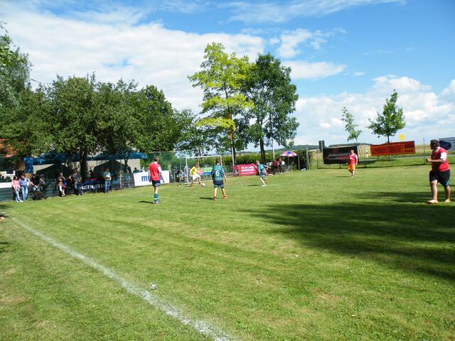 73. Action im Spiel.