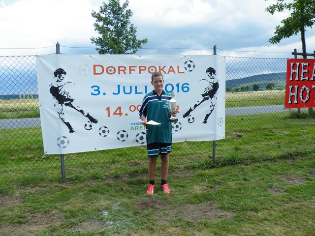 109. Nico präsentiert den Pokal.