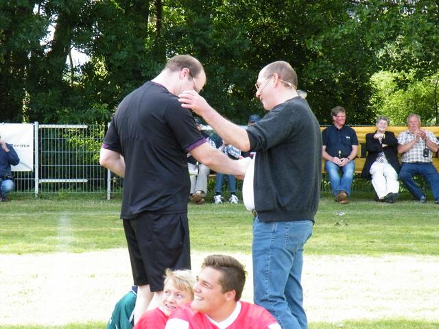 119. Willi Lansink bedankt sich bei Holger Rocks für seinen Einsatz als Schiedsrichter.