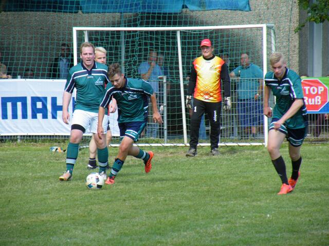 90. Angriff des Oberdorfs; am Ball Kevin Bauer. Max Umbach geht mit.