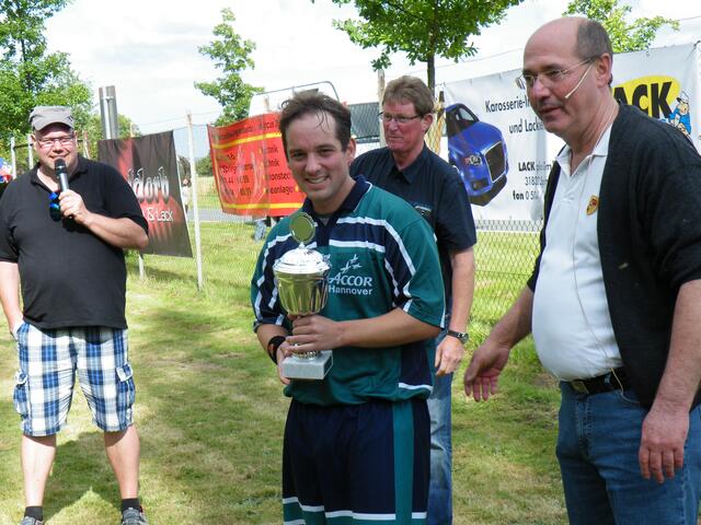113. Veteranen oder Senioren - Daniel Rath erhält den Siegerpokal von Willi Lansink.