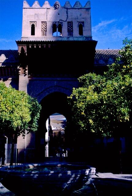 Vom „Orangenhof“, ein Relikt aus der maurischen Zeit, als eine Moschee an der Stelle der Kathedrale stand, führt ein Tor in das Barrio de Santa Cruz, das ehemalige Judenviertel.