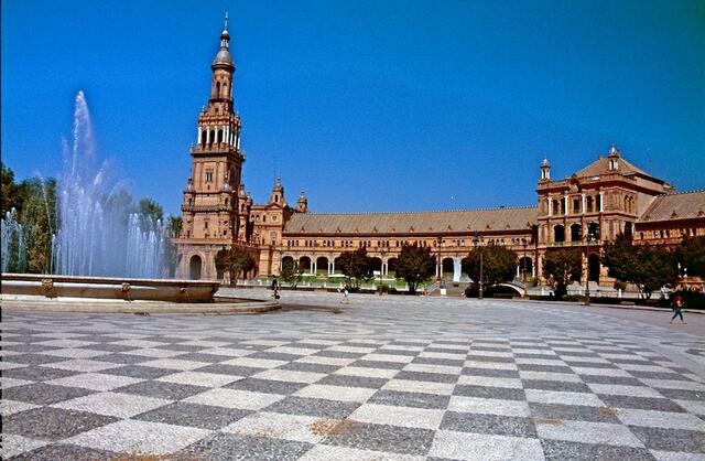 Ein Muss im Maria-Luisa-Park ist die historizistische Plaza de Espana, deren Gebäude mit Ziegeln und Keramikkacheln errichtet wurden.