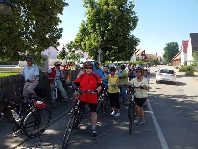 vor Bahnschranke in Richtung Weisingen
