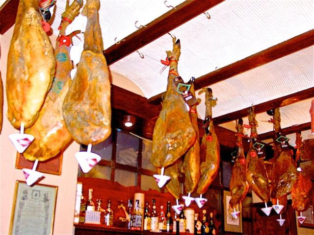 In den Tapas-Bars hängen verführerisch Schinken von der Decke, Teller mit kleinen Köstlichkeiten machen Appetit auf mehr.