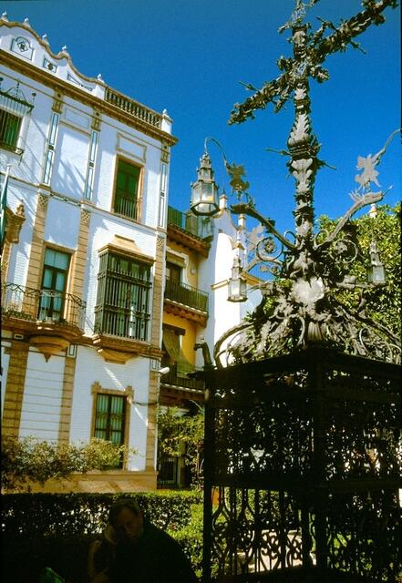 Die Plaza de Santa Cruz, auf der einmal eine Synagoge stand, schmückt ein „Kreuz des Schlosserhandwerks“ aus dem Jahre 1692.