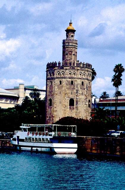 Der Torre de Oro ist Ausgangspunkt für Stadtrundfahrten und Schiffstouren auf dem Guadalquivir. Der Turm rührt aus dem Jahr 1220, war Teil der Stadtmauer und verdankt seinen Namen vergoldeten Fliesen, mit denen er einmal ummantelt war.