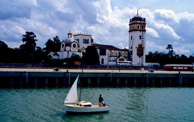Bei einem Schiffstörn lernt man das ehemalige Fischerviertel kennen. Das Schiff passiert auch den ältesten Kran und den argentinischen Pavillon, der anlässlich der Iberoamerikanischen Ausstellung im Jahre 1929 im Maria-Luisa-Park gebaut worden war.