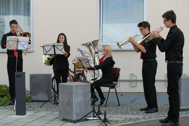 Das Wetter spielte mit und so konnte das Konzert „Kunst tut gut!“ mit „Burning Brass“ (v. l. Peter Wild, Lorena Bacher, Marlene Bettac, Michael Schäffler und Thomas Briegel) auf dem Vorplatz der Kreisklinik Wertingen stattfinden.
