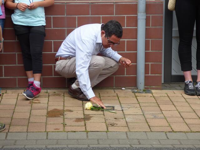 Herr Süßkind polliert den Stolperstein von Franz Hofmann