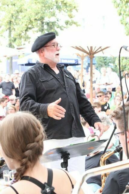 Musikdirektor Manfred-Andreas Lipp leitete die ReGy-Bigband mit viel Engagement durch das Konzert beim Jazzweekend in Regensburg.