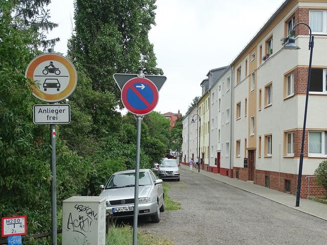 Neues Parkverbotsschild, leider gilt es so nur vor dem Schild, dahinter kann man Parken.