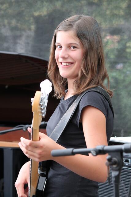 Die junge Bassistin Nadine Bohmann ist Mitglied bei den Jazzjuniors des Landesjugendjazzorchesters.