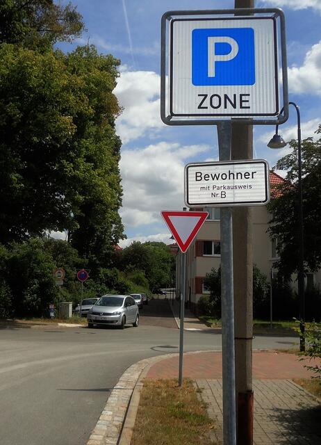 Blick vom WT zum ÖT. Parkzone, dahinter ist der Markgrafenweg.