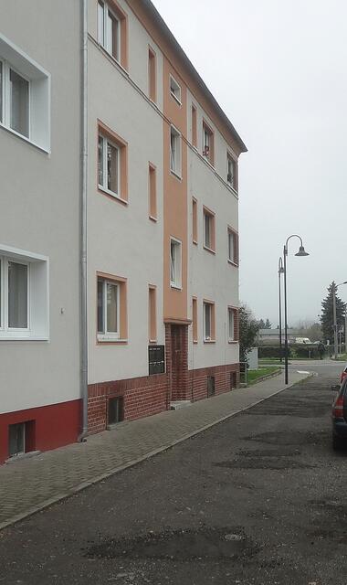 Geflickte Löcher, die Lichtmasten fallen auch ins Auge.