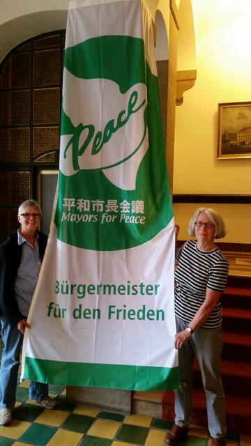 Eva Böller (links) und Barbara Heller vom Bremer Friedensforum freuen sich, dass Bremen sich zum ersten Mal am Flaggentag der Bürgermeister für den Frieden beteiligt hat.