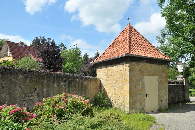 Eine alte Mauer begrenzt heute noch Teile des Ottomar-von-Reden-Parks.