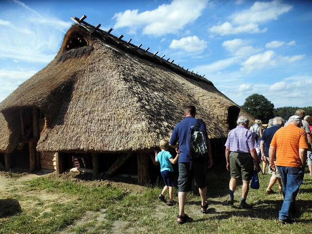 . . . die Teilnehmer von der Tour erkunden das Eisenzeithaus, sowie das Grubenhaus in Grafhorn . . .