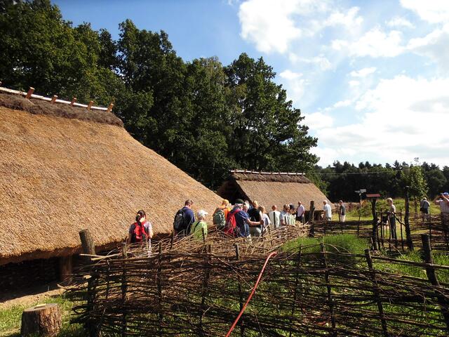 . . .  die Teilnehmer der Radtour besichtigen das Eisenzeithaus,li., sowie das Grubenhaus,re. in Grafhorn . . .