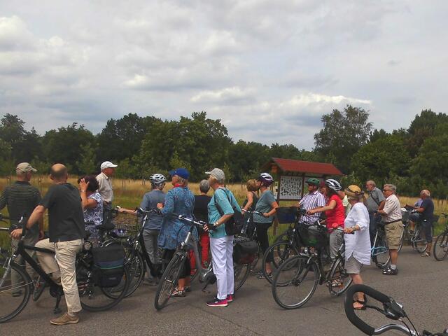 . . . Ernst Schmidt erklärt am Rande des Stadtparks ein Projekt des NABU Burgdorf, eine Streuobstwiese, ein Stück Kulturlandschaft ist entstanden . . .
