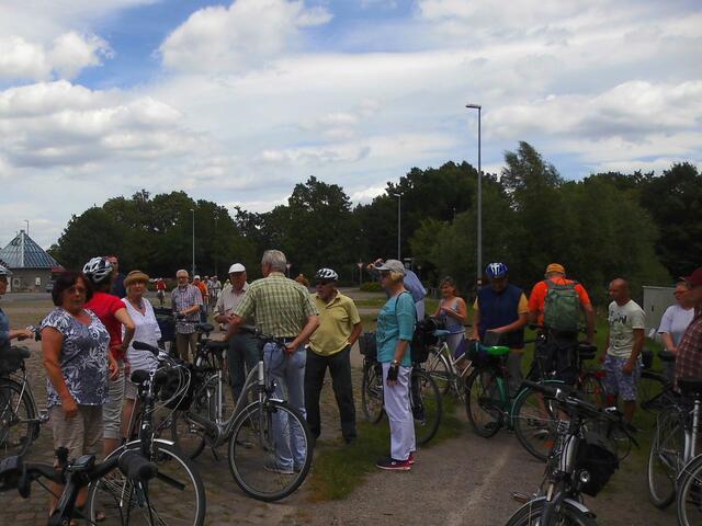 . . . Schützenplatz in Burgdorf, Treffpunkt mit Ernst Schmidt, mi., zur Radlertour . . .