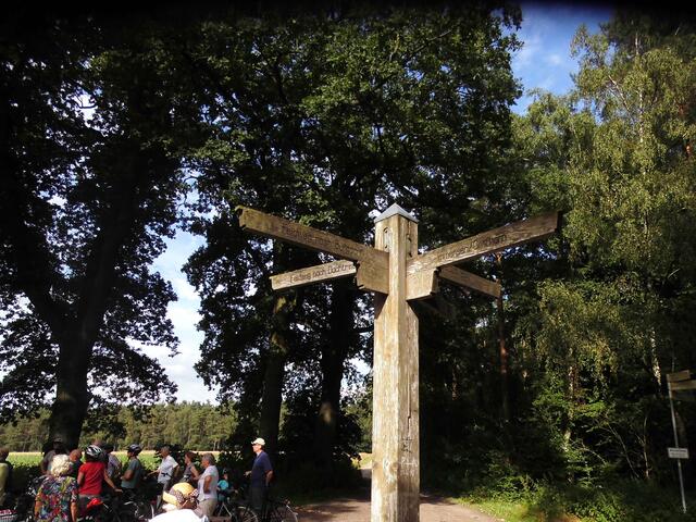 . . . der Wegweiser im  Burgdorfer Holz am "Großen Stern"  . . .