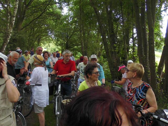 . . . 57 Teilnehmer hatten sich am Sonntag, 10. Juli 2016 zur traditionellen, beliebten Radlertour mit Ernst Schmidt von der NABU Burgdorf auf die Entdeckungsfahrt begeben . . .