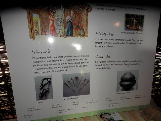 . . . auf einem Foto im Eisenzeithaus, "Schmuck, Webstühle, Keramik" in der Eisenzeit . . .