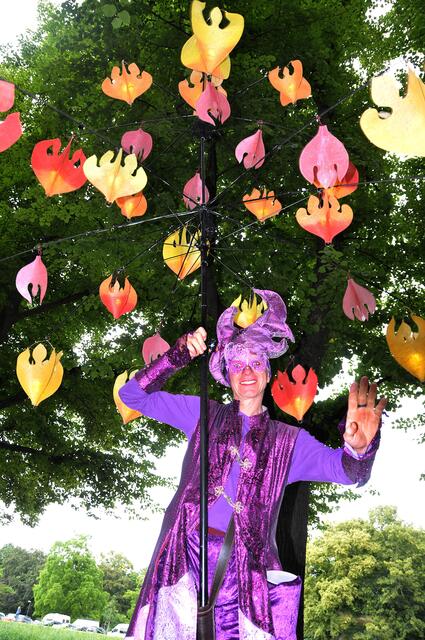 Pantao - die Traumlichtträger wandelten durch den Barockgarten.