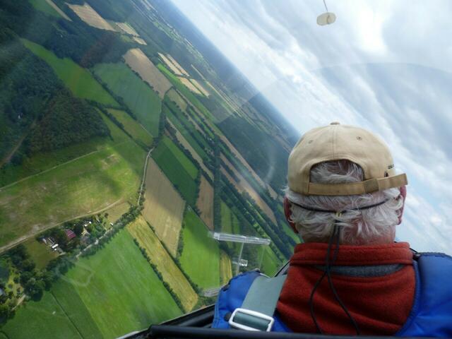 Harte Manöver werden nun über dem „großen Moor“ geflogen. - Mein Magen zieht sich zusammen. Mein Pilot weist mich auf eine Spucktüte zu meiner Linken hin.