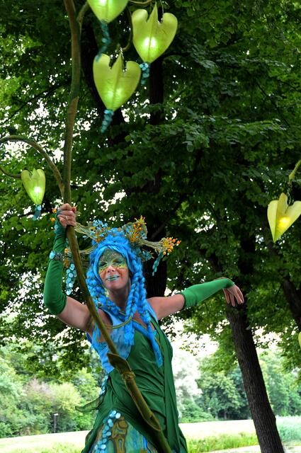 Pantao - die Traumlichtträger wandelten durch den Barockgarten.