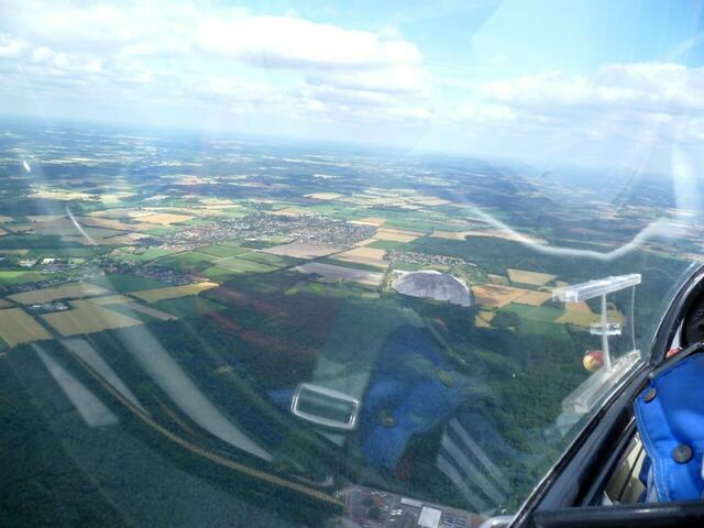 Kaliberg Wathlingen (100 m hoch). Ort Wathlingen: Bildmitte.