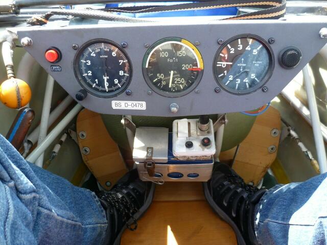Mein Platz ist hinter dem Piloten. Dennoch habe ich ein eigenes Armaturenbrett. Von links nach rechts: Höhenmesser km (und Meter), Geschwindigkeitsmesser km/h und Anzeige für Steig-/Sinkrate m/s.