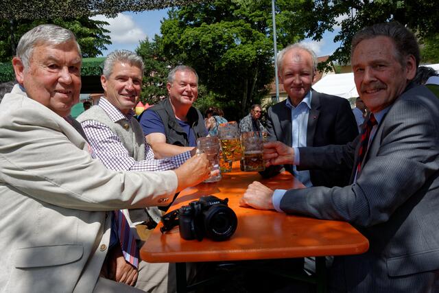 Die lokale Prominenz gab sich ein Stelldichein (v.l.n.r.: BLSV-Vorsitzender Manfred Ortlieb, Bürgermeister Rudolf Schneider, Jürgen Schmid, SPD-Kreistagsvorsitzender Roland Mair und Altbürgermeister Peter Schweiger).