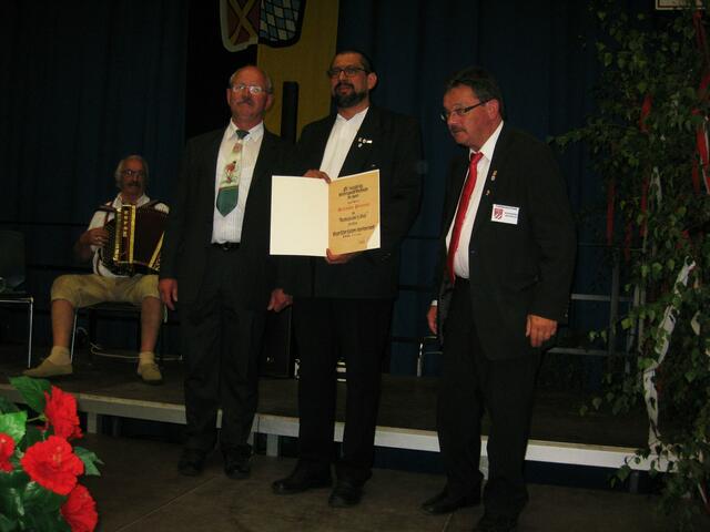 Stellvertretender Vorstand Rolando Peceros (Mitte)