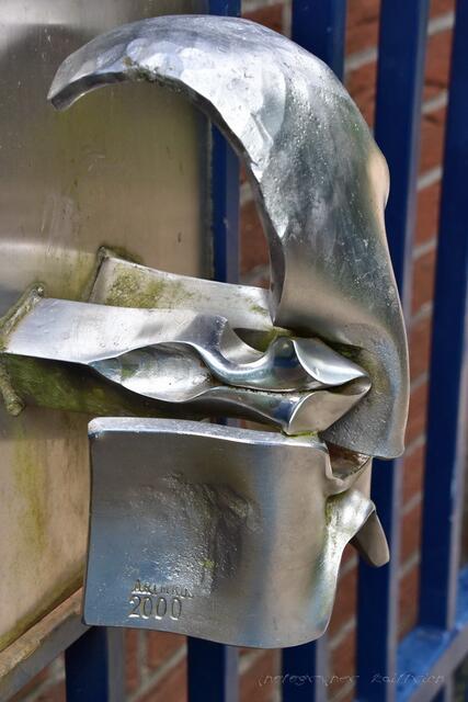 ..der Griff am Parktor....