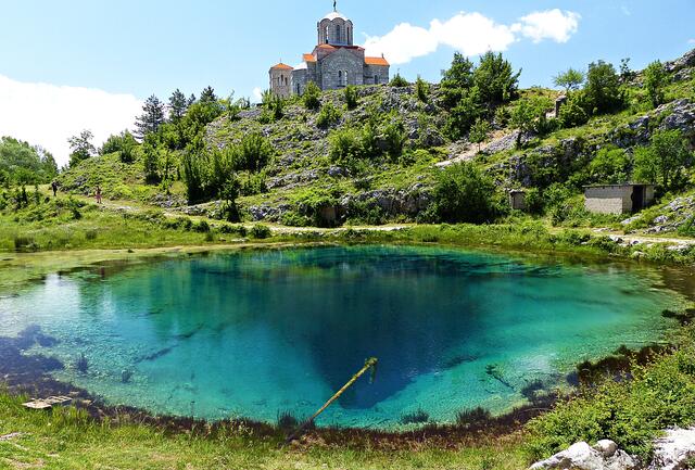 An der Glasevo Vrelo mit Blick auf die orthodoxe Kirche