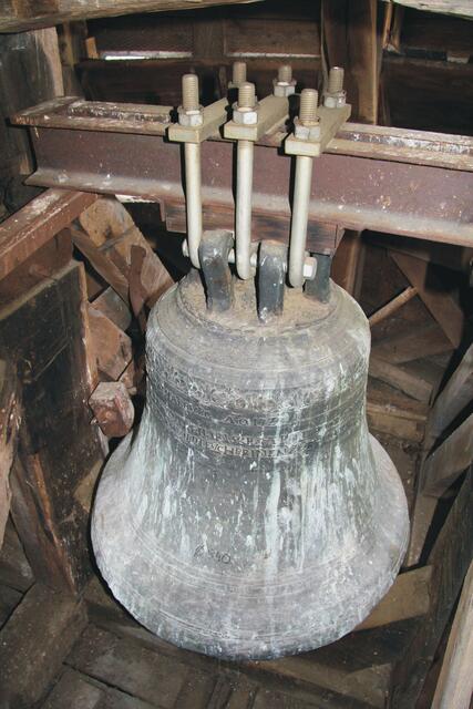 Die Zeitglocke im Kirchturm in Kleinseelheim