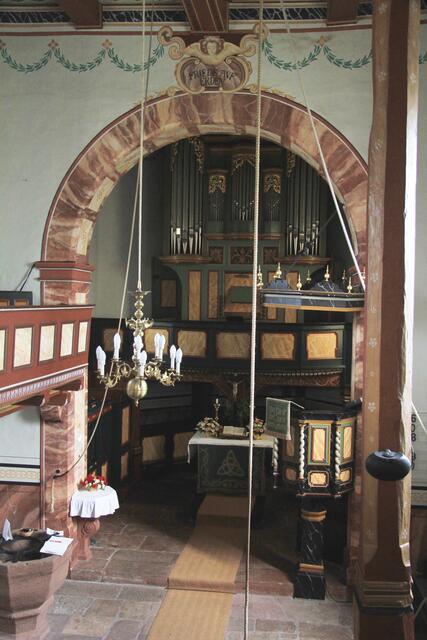 Blick von der Empore in die Kirche - die Männer saßen früher oben, die Frauen unten.