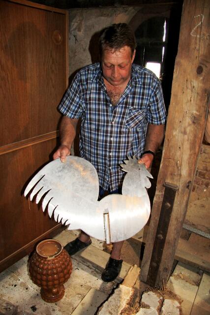 Hans Heinrich Lauer mit dem schmiedeeisernen Hahn, der für die vorgesehene Funktion auf dem Kirchturm zu schwer war.